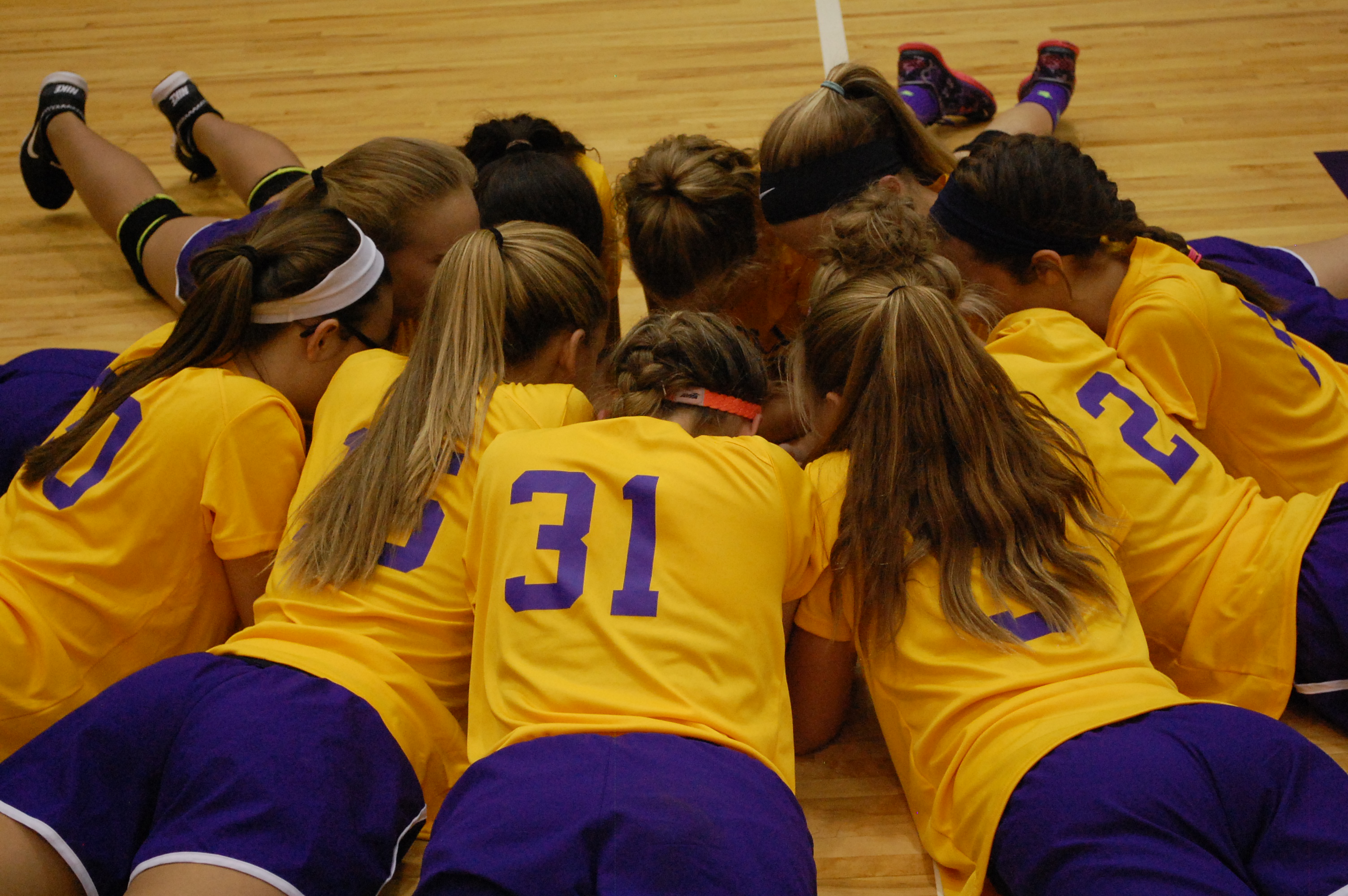 Junior High Volleyball Gets Ready For Their Game Phs Media News